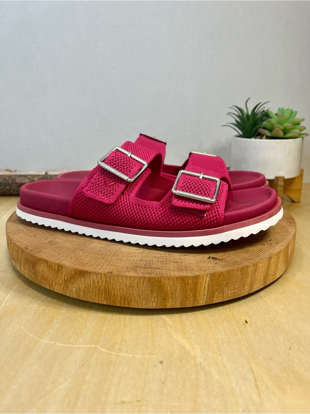 VIVAIA Raspberry Pink Comfort Sandals – Size 8.5/9 (9 7/8" Insole)